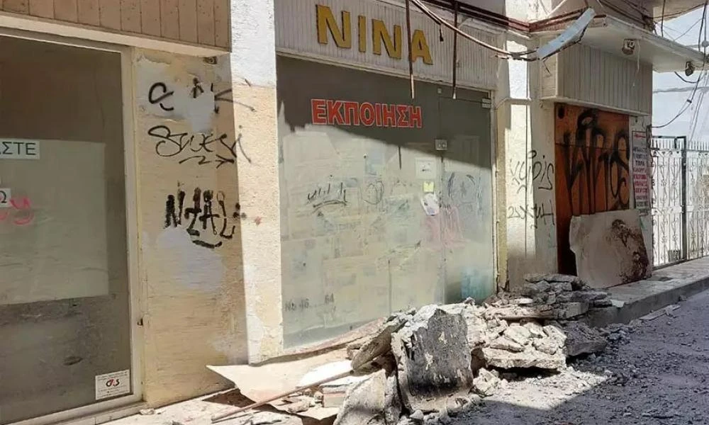 Ηράκλειο: Μπαλκόνι κατέρρευσε ξαφνικά στη μέση του δρόμου
